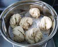 热腾腾的葱油花卷做法图解15)