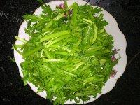 迷人的清炒茼蒿做法图解3)