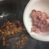 诱人的土豆烧肉做法图解7)