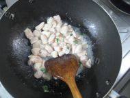 家常鸡肉粒炒豌豆做法图解4)