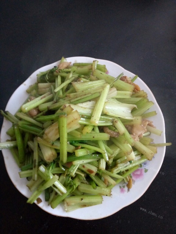 香气浓郁的肉丝炒香芹