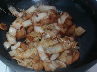 家常菜白菜炒肉做法图解6)