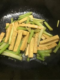 家庭版芹菜炒香干做法图解6)