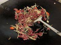 家常菜姜爆牛肉做法图解7)