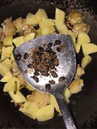鲜美可口的土豆焖鸡翅做法图解4)