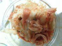 家常菜辣白菜炒五花肉做法图解3)
