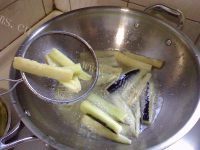 美味的咸鱼茄子煲做法图解4)