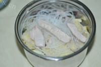 自制三鲜蛋饺煲做法图解4)