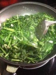 香喷喷的清炒空心菜做法图解5)