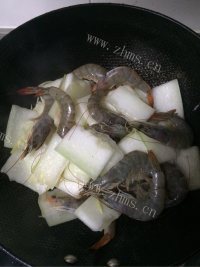 美味的鲜虾冬瓜汤做法图解5)