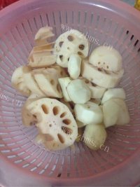 美味的莲藕焖羊肉做法图解4)