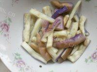 口感好的茄子炒豆角做法图解8)