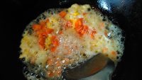 美味的菠虾仁萝炒饭做法图解9)