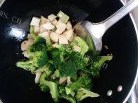 家常菜西兰花炒鸡腿菇做法图解6)