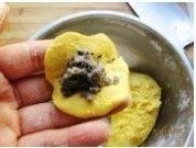 色泽不错的南瓜黑芝麻汤圆做法图解5)