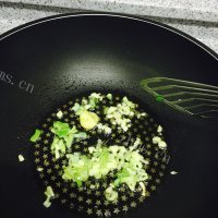 美味营养的蒜薹炒肉做法图解6)