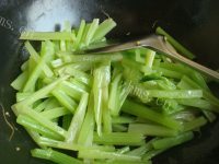 家常菜肉丝炒芹菜做法图解6)