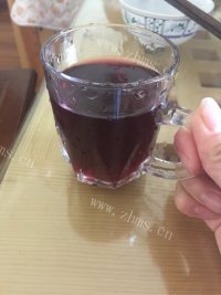诱人的自酿葡萄酒做法图解7)
