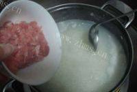 美味早餐皮蛋瘦肉粥做法图解4)