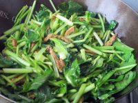 经典的苔菜炒肉丝做法图解8)