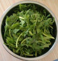 家常菜蒜炒茼蒿做法图解2)