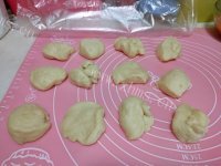 回味无穷的肉松面包卷做法图解8)