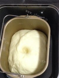 自制香肠面包做法图解2)