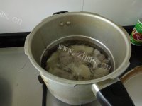 美味佳肴般的山药排骨汤做法图解5)