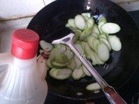 丝瓜炒牛肉肠做法图解8)