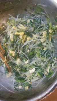 美味的菠菜粉丝鸡蛋蒸饺做法图解8)