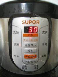 暖暖的板栗炖鸡做法图解13)