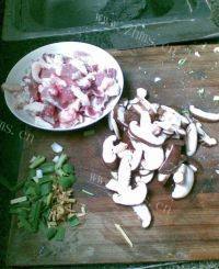 家常菜香菇炒猪肉做法图解3)