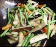 家常豆角烧茄子做法图解2)