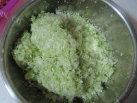 食欲满满的白菜猪肉馅饼做法图解2)