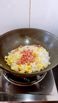 美味的火腿鸡蛋炒饭做法图解5)