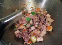 「一锅熟」鲜鲍焖鸡做法图解7)
