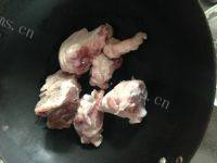营养丰富的猪骨莲藕汤做法图解1)