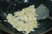 清淡的银鱼炒蛋做法图解7)