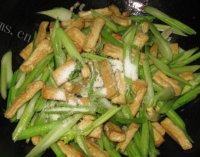 家常菜芹菜炒豆腐做法图解6)