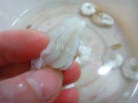 美味的菠萝虾球做法图解4)