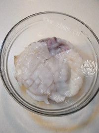 风味香辣酱汁炒墨斗鱼做法图解2)