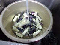 家常菜咸鱼烧茄子做法图解2)