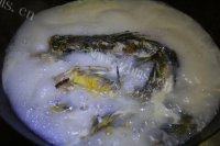 美味的黄骨鱼豆腐汤做法图解5)