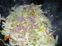 自己做的白菜肉丝炒年糕做法图解8)