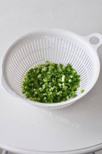 自制千层葱油饼做法图解3)
