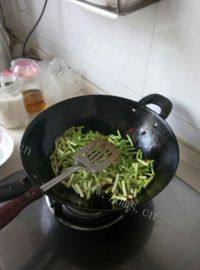 家常菜蒜苔炒肉丝做法图解3)