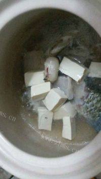 鲜香的鱼骨豆腐汤做法图解3)