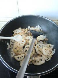 家常菜莲藕炒肉片做法图解7)