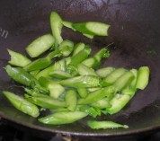 芥蓝炒腊肉做法图解2)