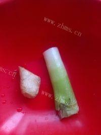 自制芹菜猪肉包做法图解3)